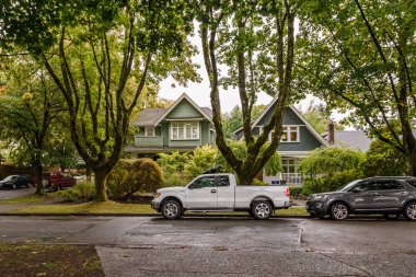 Vancouver, Kanada - 21 Eylül 2018: yerleşim bölgesinde sokakta beyaz araba.