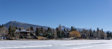 Invermere, Kanada - 21 Mart 2019: Windermere Gölü'nde ilkbahar ın erken saatlerinde ki şehir.