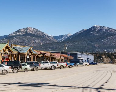 Invermere, Kanada - 21 Mart 2019: British Columbia'da küçük bir kasabada ana cadde de mağazalar restoranlar arabalar ile.