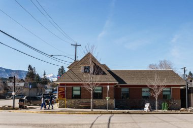 Invermere, Kanada - 21 Mart 2019: British Columbia'da küçük bir kasabada ana cadde de mağazalar restoranlar arabalar ile.