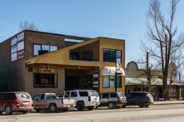 Invermere, Kanada - 21 Mart 2019: British Columbia'da küçük bir kasabada ana cadde de mağazalar restoranlar arabalar ile.