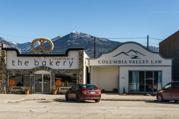 INVERMERE, CANADA - 21 MARS 2019 : rue principale dans une petite ville de la Colombie-Britannique avec des magasins restaurants voitures . — Photo