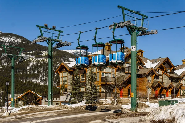 Panorama, Kanada-21 mars 2019: Mountain Resort utsikt tidig vår människor skidåkning. — Stockfoto