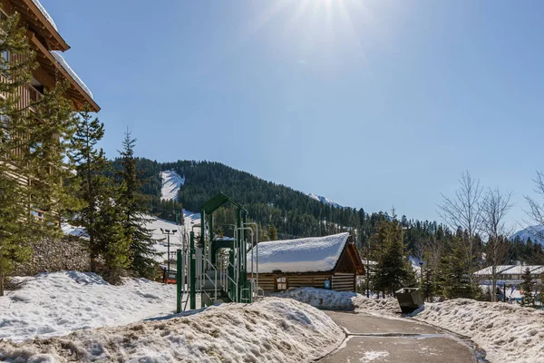 Panorama, Kanada-21 mars 2019: snötäckta stugor tidigt på våren. — Stockfoto