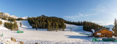 Fairmont Hot Springs, Kanada - 21 Mart 2019: Telesiyej li Mountain Resort manzarası baharın başlarında.