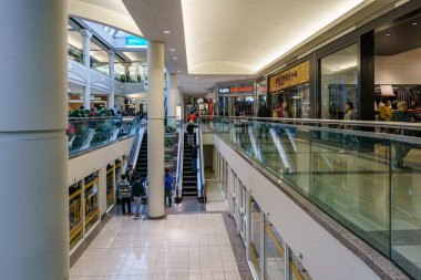 Burnaby, Kanada - 20 Eylül 2018: Metrotown alışveriş merkezinde Metropolis'in iç görünümü.