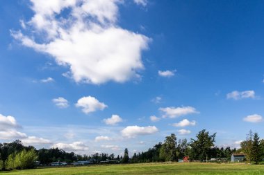 Aldergrove, Kanada - 18 Eylül 2018: Güneşli bir günde gökyüzünde bulutlar ile ülkede Ev.