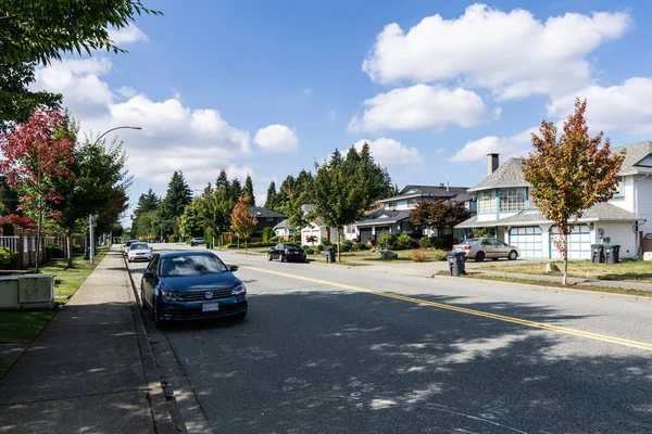 Surrey, canada - 19. september 2018: stadtstraße in wohngebiet mit autos an einem herbstsonnigen tag. — Stockfoto