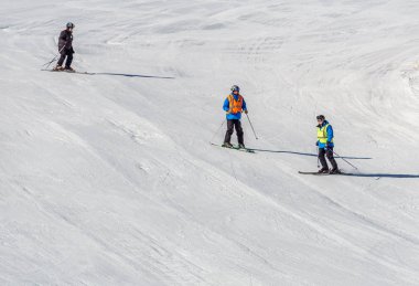 Kimberley, Kanada - 22 Mart 2019: Mountain Resort erken bahar insanların kayak görünümü.