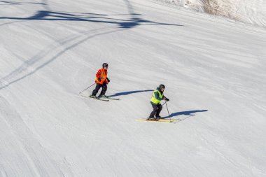 Kimberley, Kanada - 22 Mart 2019: Mountain Resort erken bahar insanların kayak görünümü.