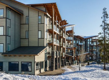 Kimberley, Kanada - 22 Mart 2019: Mountain Resort turistler için erken bahar köyü görünümü.