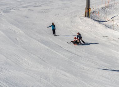 Kimberley, Kanada - 22 Mart 2019: engelli kişi bir sit-skis Vancouver Adaptive Snow Sports sürme.