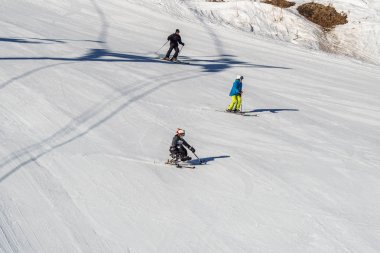 Kimberley, Kanada - 22 Mart 2019: engelli kişi bir sit-skis Vancouver Adaptive Snow Sports sürme.