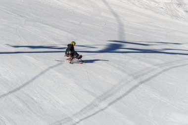 Kimberley, Kanada - 22 Mart 2019: engelli kişi bir sit-skis Vancouver Adaptive Snow Sports sürme.