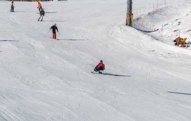 Kimberley, Kanada - 22 Mart 2019: engelli kişi bir sit-skis Vancouver Adaptive Snow Sports sürme.
