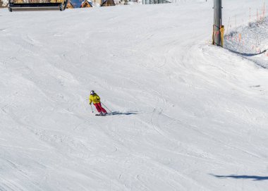 Kimberley, Kanada - 22 Mart 2019: Mountain Resort erken bahar insanların kayak görünümü.