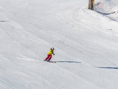 Kimberley, Kanada - 22 Mart 2019: Mountain Resort erken bahar insanların kayak görünümü.