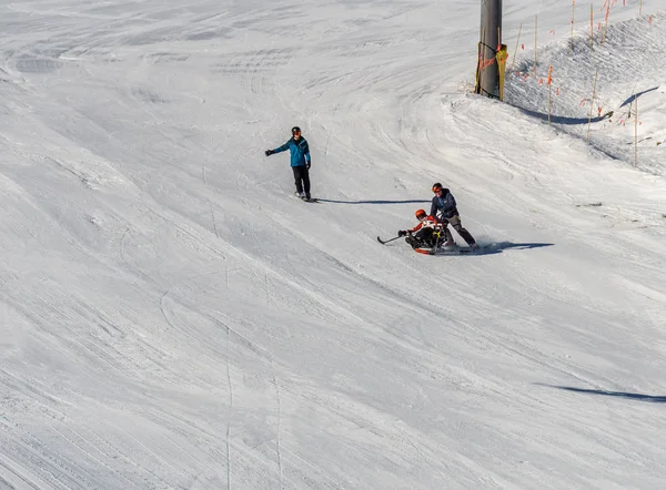 KIMBERLEY, CANADA - MARÇO 22, 2019: deficiente montando um sit-skis Vancouver Adaptive Snow Sports . — Fotografia de Stock