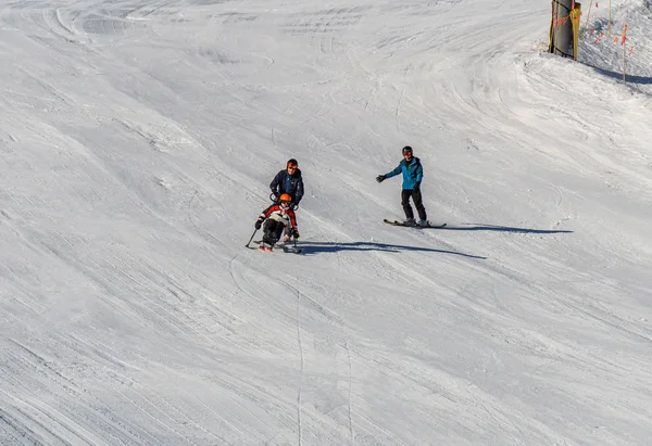 KIMBERLEY, CANADA - MARÇO 22, 2019: deficiente montando um sit-skis Vancouver Adaptive Snow Sports . — Fotografia de Stock