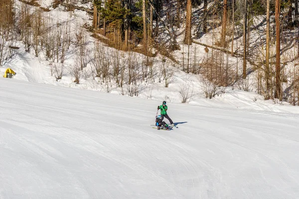 Kimberley, canada - 22. märz 2019: behinderte person auf sit-ski vancouver adaptive schneesportarten. — Stockfoto