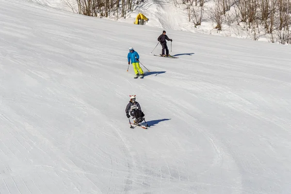 Kimberley, Kanada-22. březen 2019: handicapovaná osoba jezdila na jezdeckých lyžích Vancouver adaptivní sněhové sporty. — Stock fotografie