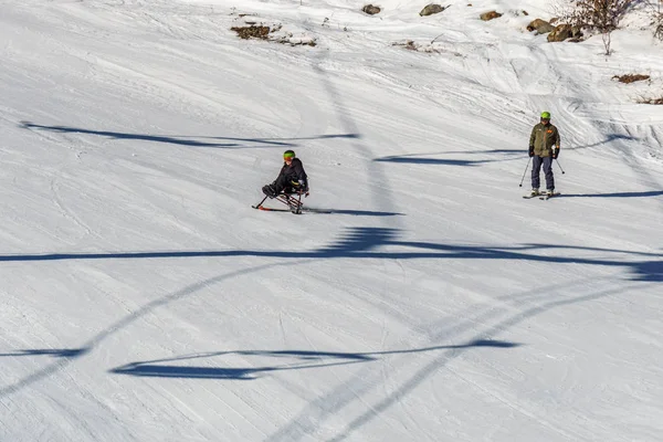 加拿大金伯利 - 2019年3月22日：残疾人骑着坐式滑雪温哥华适应性雪运动. — 图库照片