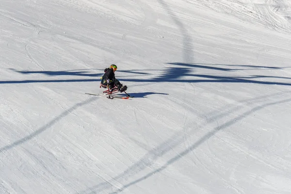 加拿大金伯利 - 2019年3月22日：残疾人骑着坐式滑雪温哥华适应性雪运动. — 图库照片
