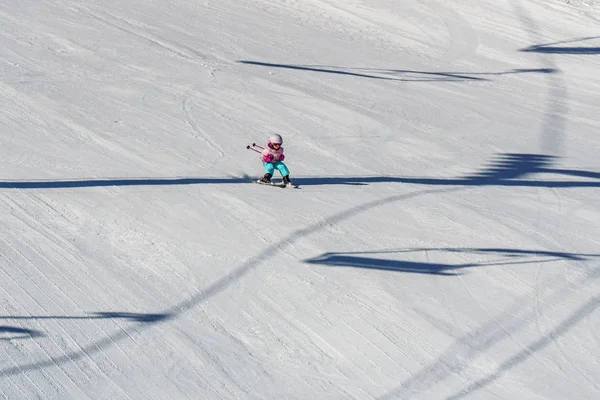 Кімберлі, Канада-22 березня 2019: Mountain Resort зору раннього весни дитини лижі. — стокове фото