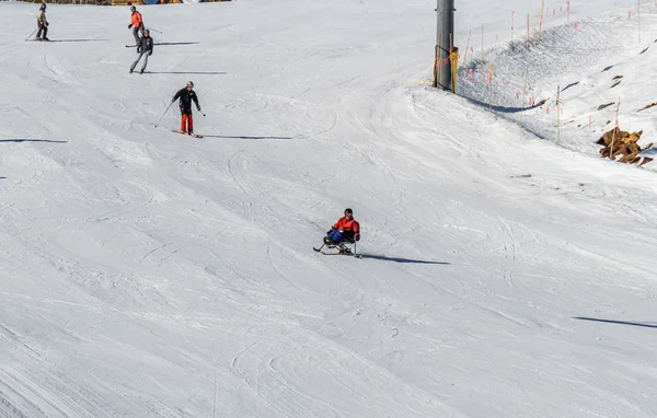 Kimberley, Kanada-22. březen 2019: handicapovaná osoba jezdila na jezdeckých lyžích Vancouver adaptivní sněhové sporty. — Stock fotografie
