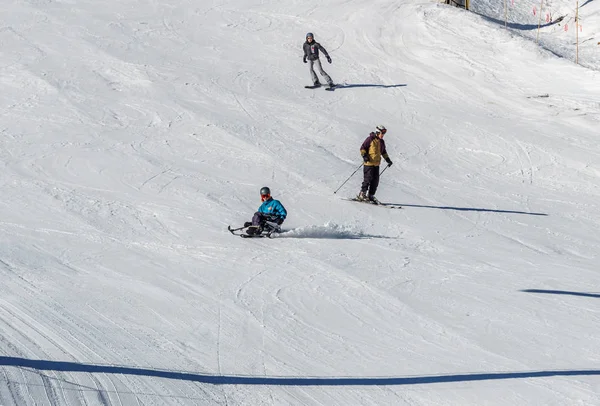 Kimberley, Kanada-22 mars 2019: handikappade person som rider på en Sit-Skis Vancouver Adaptive Snow Sports. — Stockfoto