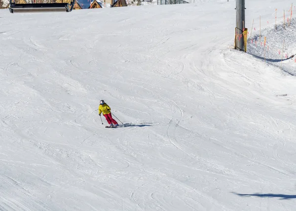 KIMBERLEY, CANADA - MARÇO 22, 2019: Mountain Resort ver início da primavera pessoas esquiando . — Fotografia de Stock