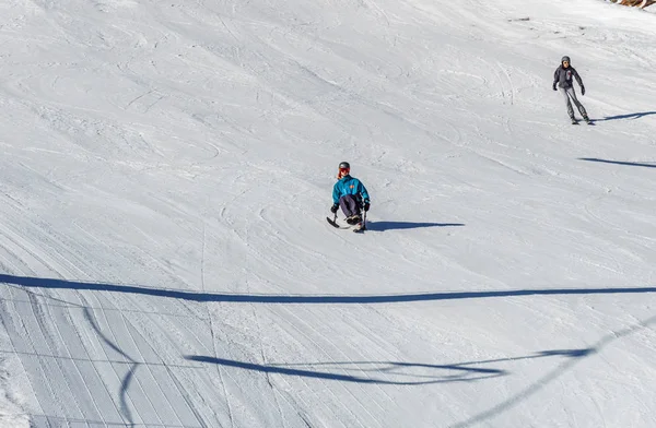 加拿大金伯利 - 2019年3月22日：残疾人骑着坐式滑雪温哥华适应性雪运动. — 图库照片