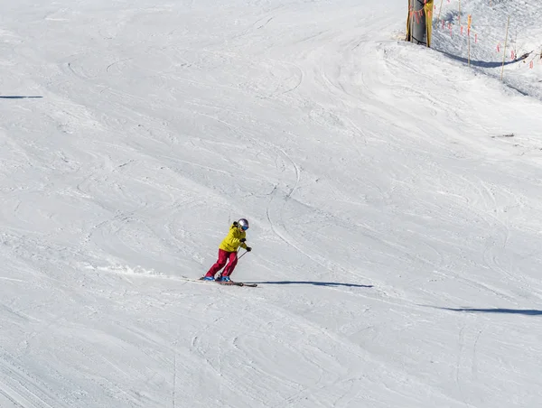 KIMBERLEY, CANADA - MARÇO 22, 2019: Mountain Resort ver início da primavera pessoas esquiando . — Fotografia de Stock