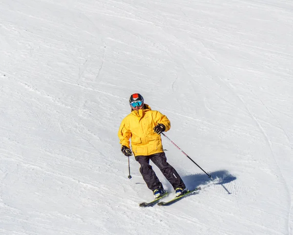 Kimberley, Kanada-22 marca 2019: Mountain Resort widok wczesny wiosna ludzie narciarstwo. — Zdjęcie stockowe