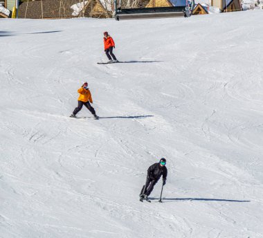 Kimberley, Kanada - 22 Mart 2019: Mountain Resort erken bahar insanların kayak görünümü.