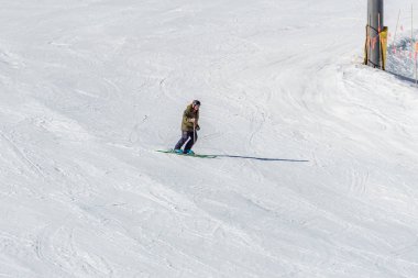 Kimberley, Kanada - 22 Mart 2019: Mountain Resort erken bahar insanların kayak görünümü.