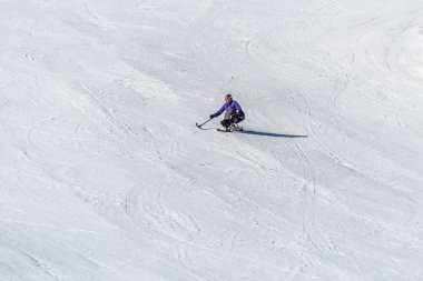 Kimberley, Kanada - 22 Mart 2019: engelli kişi bir sit-skis Vancouver Adaptive Snow Sports sürme.