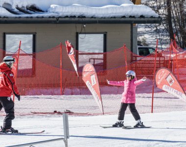 Kimberley, Kanada - 22 Mart 2019: Mountain Resort erken bahar çocuk ve kayak eğitmeni kayak görünümü.