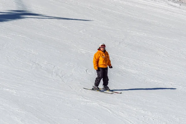 加拿大金伯利 - 2019年3月22日：山间度假村观早春人滑雪. — 图库照片