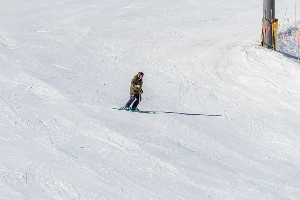 加拿大金伯利 - 2019年3月22日：山间度假村观早春人滑雪. — 图库照片