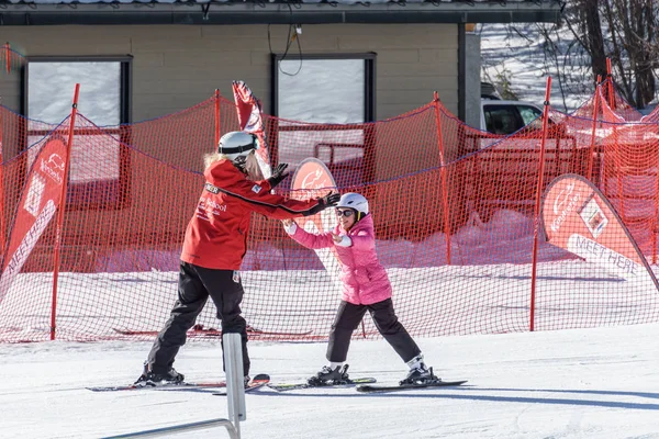 KIMBERLEY, CANADA - MARÇO 22, 2019: Mountain Resort vista início da primavera criança e esqui treinador de esqui . — Fotografia de Stock