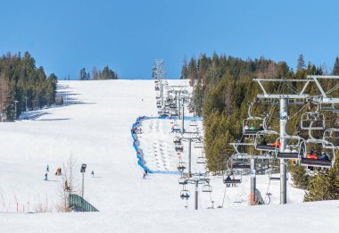 Kimberley, Kanada - 22 Mart 2019: Mountain Resort erken bahar insanların kayak görünümü.