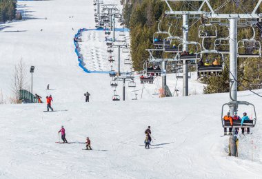 Kimberley, Kanada - 22 Mart 2019: Mountain Resort erken bahar insanların kayak görünümü.
