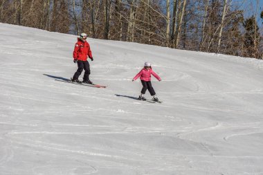 Kimberley, Kanada - 22 Mart 2019: Mountain Resort erken bahar çocuk ve kayak eğitmeni kayak görünümü.