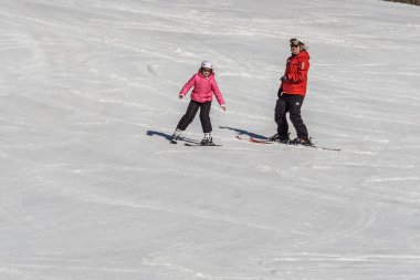 Kimberley, Kanada - 22 Mart 2019: Mountain Resort erken bahar çocuk ve kayak eğitmeni kayak görünümü.