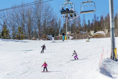 Kimberley, Kanada - 22 Mart 2019: Mountain Resort erken bahar insanların kayak görünümü.
