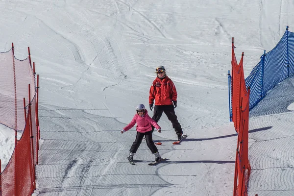 Kimberley, canada - 22. märz 2019: skifahren mit frühlingskind und skitrainer. — Stockfoto