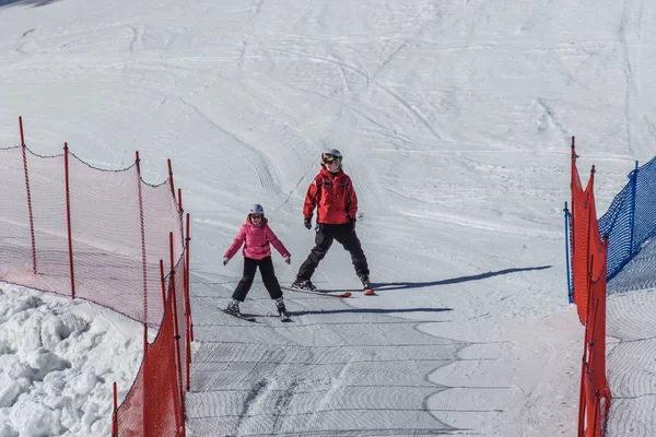 Kimberley, Kanada-22. březen 2019: horské středisko pohled na časné jarní dítě a lyžařské trenéra. — Stock fotografie