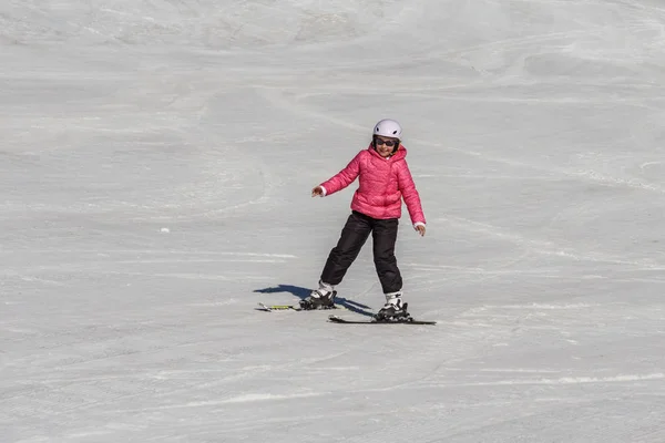 Kimberley, Kanada-22. březen 2019: horské středisko výhled na první jarní lyžování. — Stock fotografie