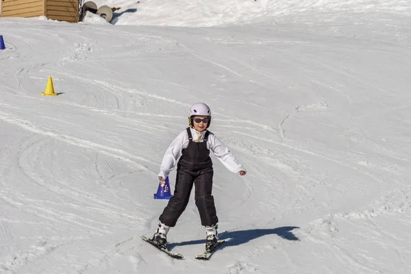 KIMBERLEY, CANADA - MARÇO 22, 2019: Mountain Resort vista início da primavera criança esqui . — Fotografia de Stock